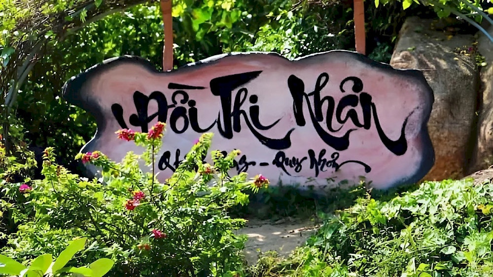 Phiến đá khắc tên Đồi Thi Nhân